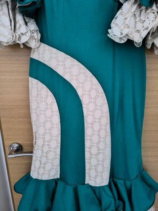 Traje de flamenca verde y beige