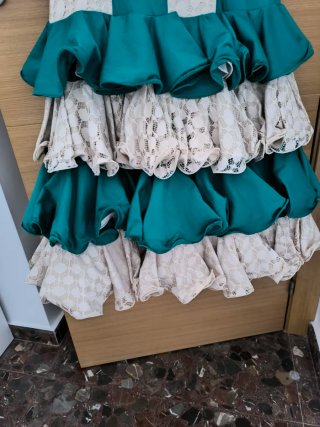 Traje de flamenca verde y beige