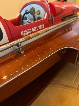 Réplica de barco de madeira e metal