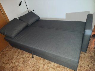 Sofá-cama gris de tela