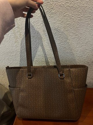 Bolso tote marrón Guess con monograma + monedero