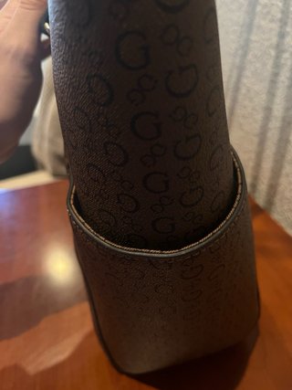 Bolso tote marrón Guess con monograma + monedero