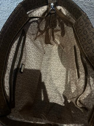 Bolso tote marrón Guess con monograma + monedero