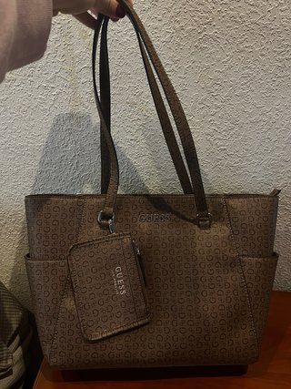 Bolso tote marrón Guess con monograma + monedero