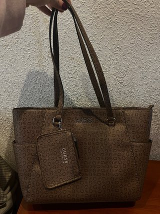 Bolso tote marrón Guess con monograma + monedero