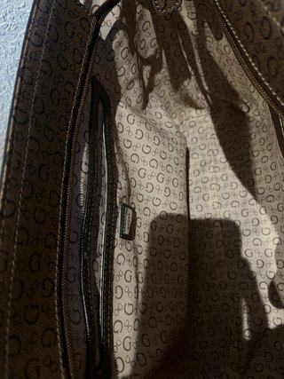 Bolso tote marrón Guess con monograma + monedero