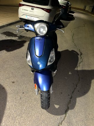 Piaggio Fly Scooter Azul y Negro