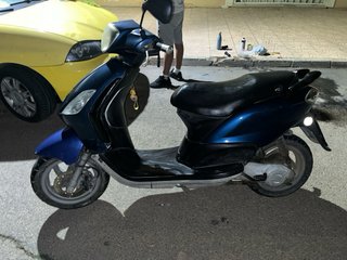 Piaggio Fly Scooter Azul y Negro