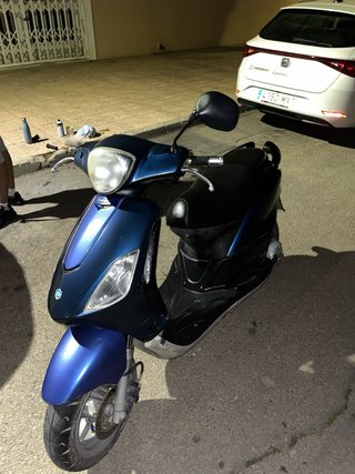 Piaggio Fly Scooter Azul y Negro
