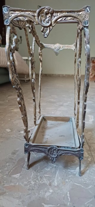 Paragüero antiguo de metal