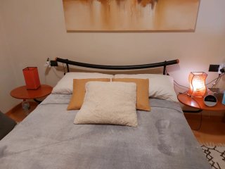 Cama doble con mesitas auxiliares
