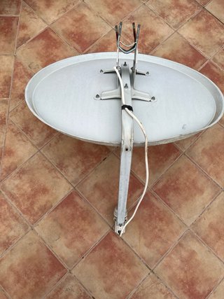 Antena Parabólica 80cm + LNB Sharp