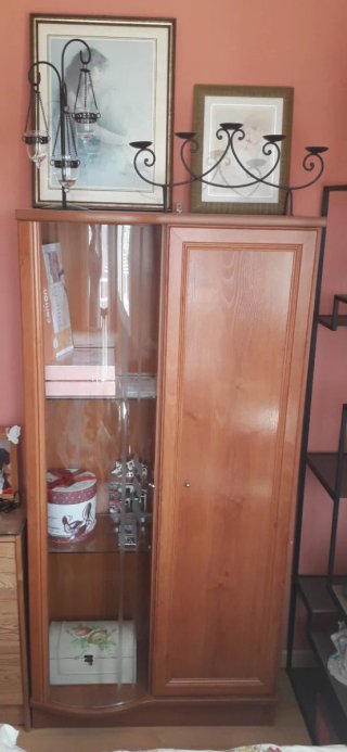 Mueble de salón de madera y cristal