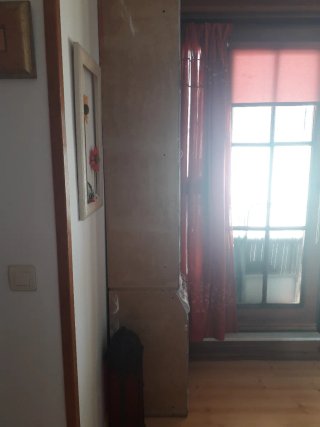 Mueble de salón de madera y cristal