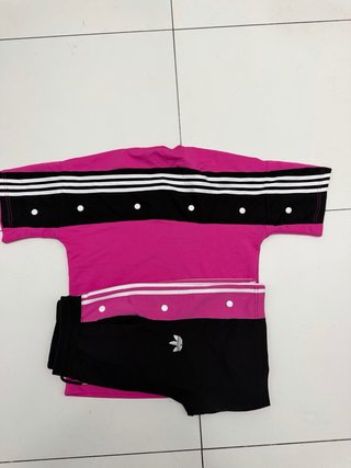 Conjunto Adidas camiseta y pantalón negro rosa