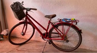 Bicicleta urbana roja con cesta