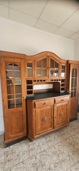 Mueble de cocina de madera y cristal