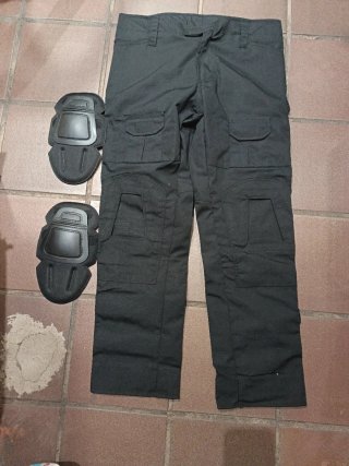 Pantalón Táctico Negro Talla L con Rodilleras