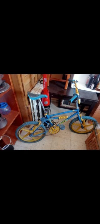 Bicicleta BMX azul y amarilla