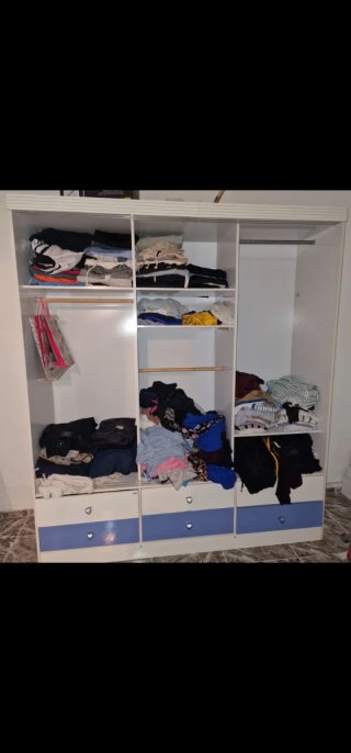 Armario blanco y azul de madera