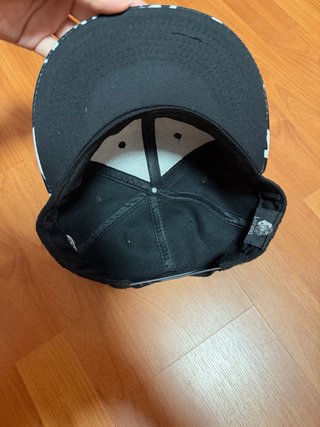 Gorra Negra con Diseño Egipcio