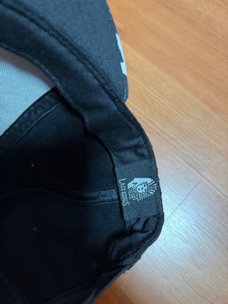 Gorra Negra con Diseño Egipcio