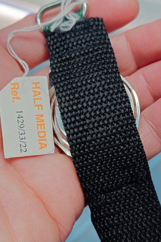 Reloj juvenil con correa de tela.