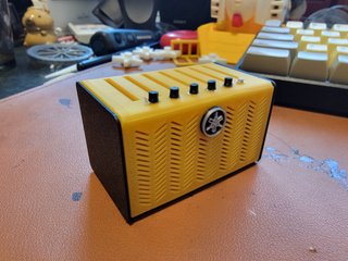 Organizzatore per plettri per chitarra con design di amplificatore