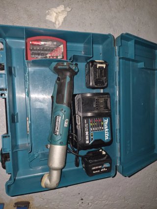 Atornillador angular Makita con cargador y batería