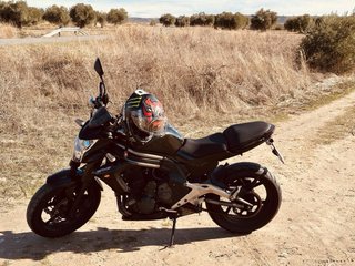 Moto Kawasaki Naked Negra er6n