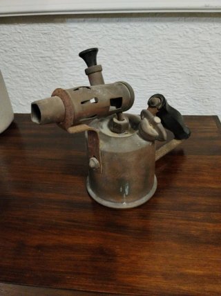Antiguo soplete de metal