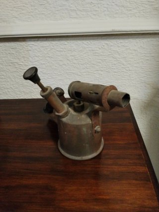 Antiguo soplete de metal