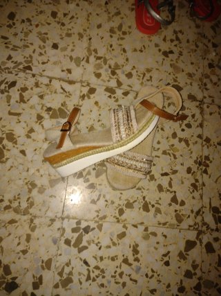 Sandalias beige y doradas con adornos