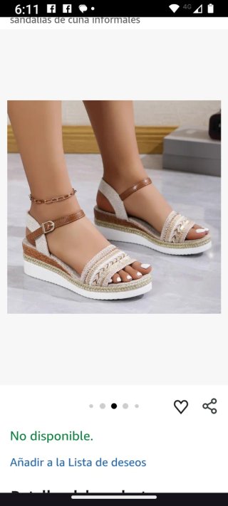 Sandalias beige y doradas con adornos