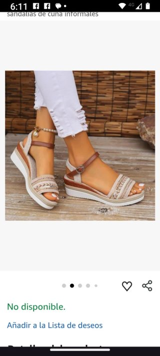 Sandalias beige y doradas con adornos
