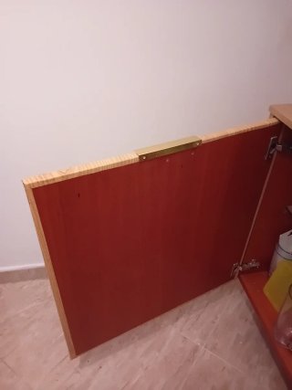 Mueble color roble con puertas