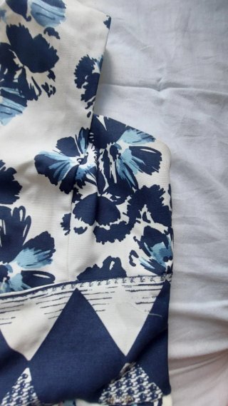 Vestido floral azul y blanco
