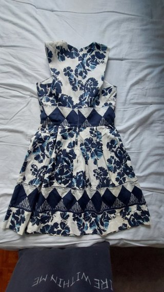 Vestido floral azul y blanco