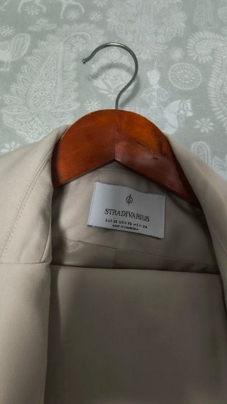 Traje pantalon. Stradivarius beige T.XS.36