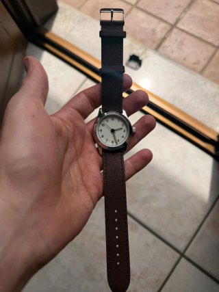 Orologio meccanico marrone e bianco