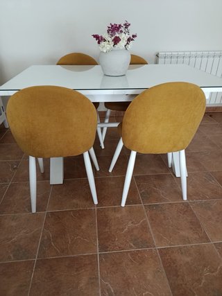 4 Sillas Mostaza con Patas Madera Blanca