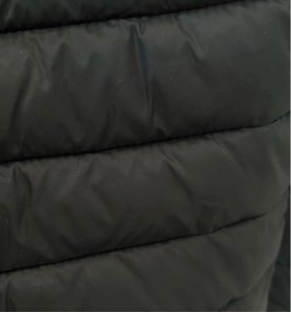 Abrigo negro acolchado con capucha