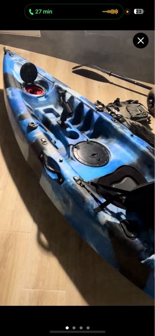 Kayak pesca atlantic azul y negro con ruedas.