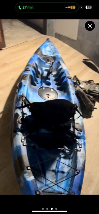 Kayak pesca atlantic azul y negro con ruedas.