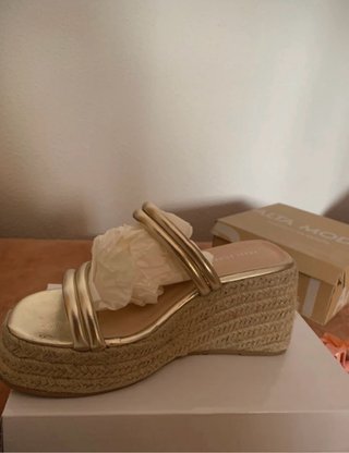 Sandalias doradas cuña esparto