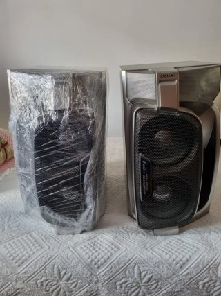 Altavoces Sony Negros y Plateados