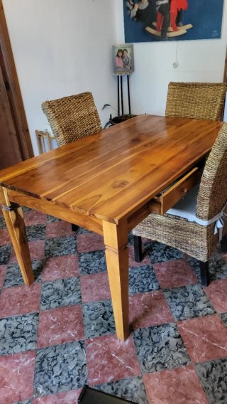 Mesa de comedor maciza de madera