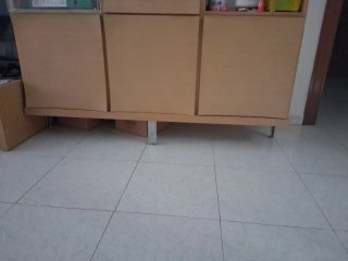 Mueble de madera con vitrina