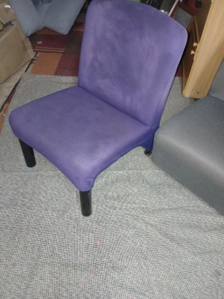 Sillón de tela morado