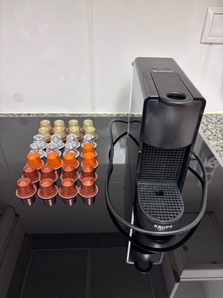 Cafetera Nespresso Essenza Mini Negra (+ cápsulas)